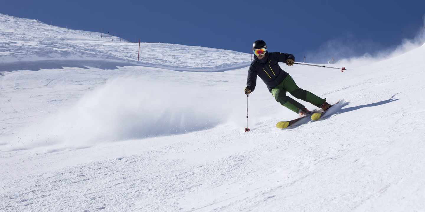 Skifahrer auf Piste bei Sonnenschein