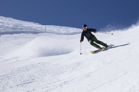 Skifahrer auf Piste bei Sonnenschein