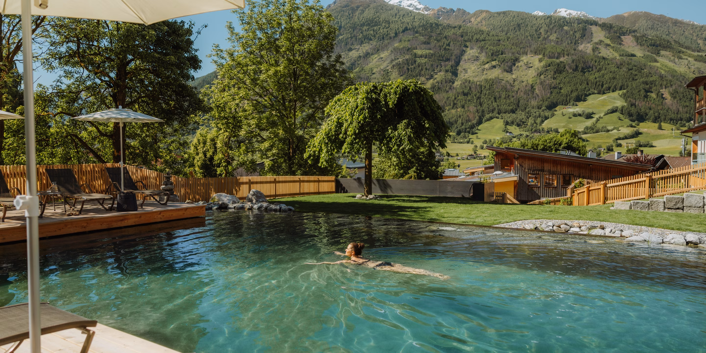 Dame schwimmt im Naturteich