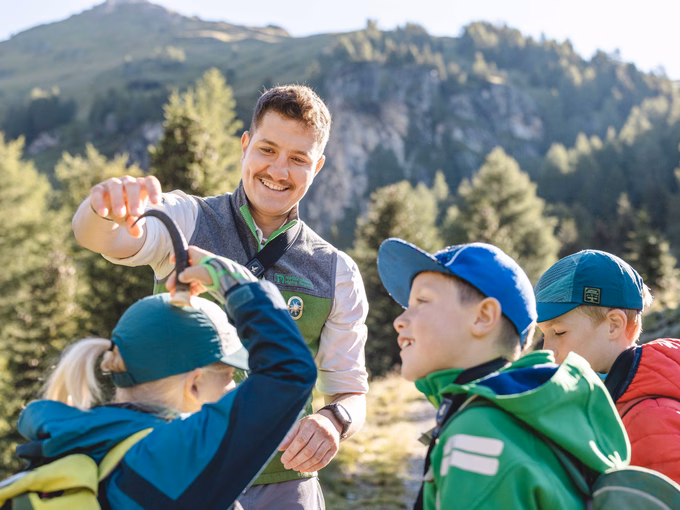 Nationalparkranger zeigt Kindern Gamsgeweih