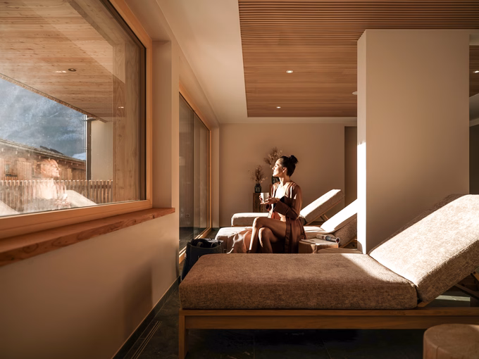 Dame genießt die Sonnenstrahlen im SPA