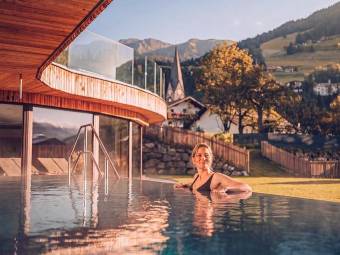 Frau im beheizten Außenpool im Naturhotel Outside