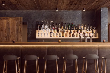Blick auf Spirituosensortiment Hotelbar