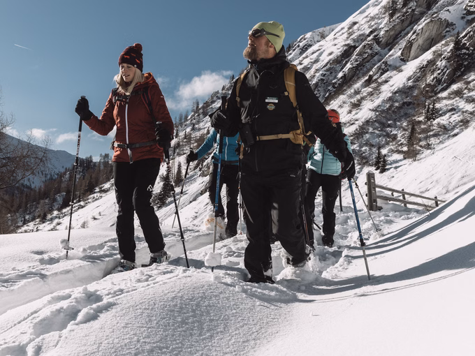 Schneeschuhwanderer beim Nature Watsch in Kals am Großglockner