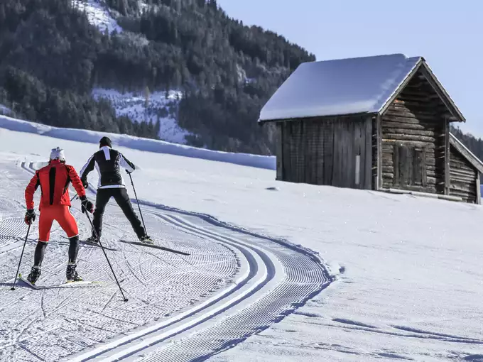 Langläufer skaten auf der Loipe in Osttirol