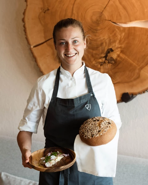 Verena präsentiert Grauskäseteller und selbstgebackenes Brot