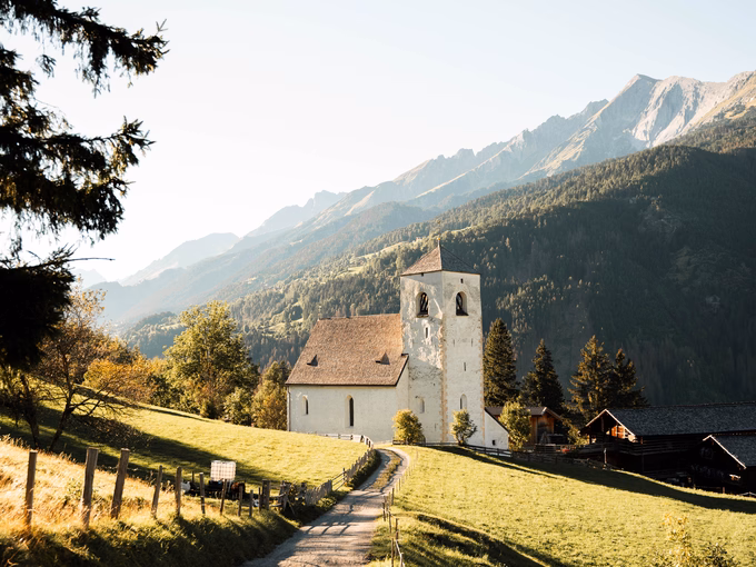 Idyllischer Pfad zur geschichtsträchtigen Nikolauskirche - Naturhotel Outside in Matrei in Osttirol