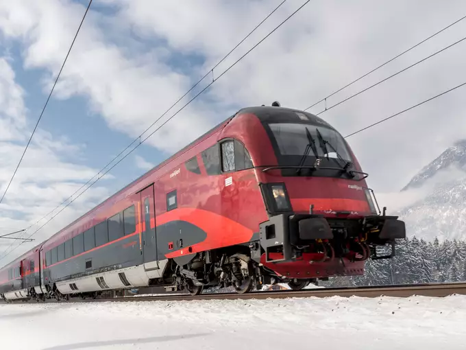 Railjet auf Gleis in Winterlandschaft