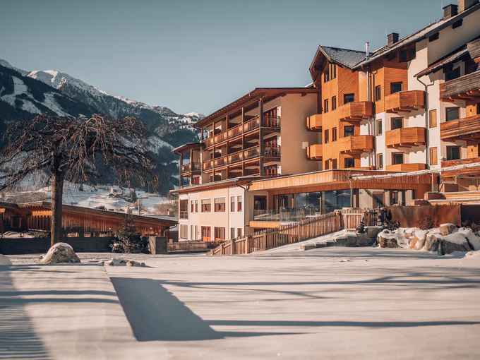 Verschneiter Hotelgarten und Außenfassade beim Naturhotel Outside in Matrei in Osttirol