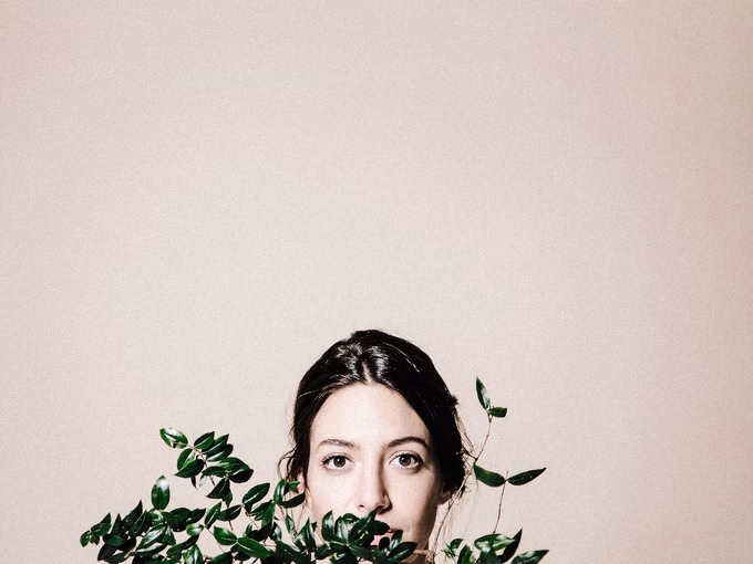 Dame mit Eukalyptus