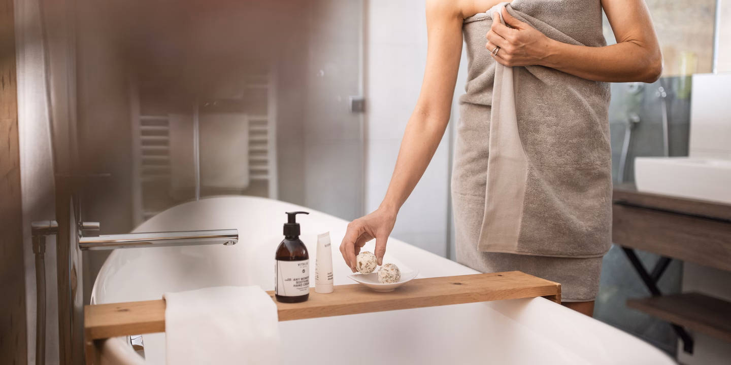 Badewanne Zirbensuite mit Badekugeln 