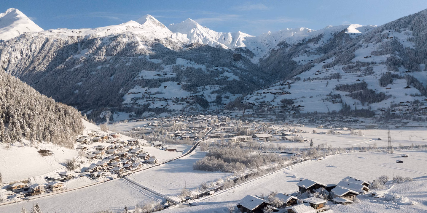 Blick auf das tiefverschneite Dorf und die umliegenden Berge unweit vom Naturhotel Outside in Matrei in Osttirol.