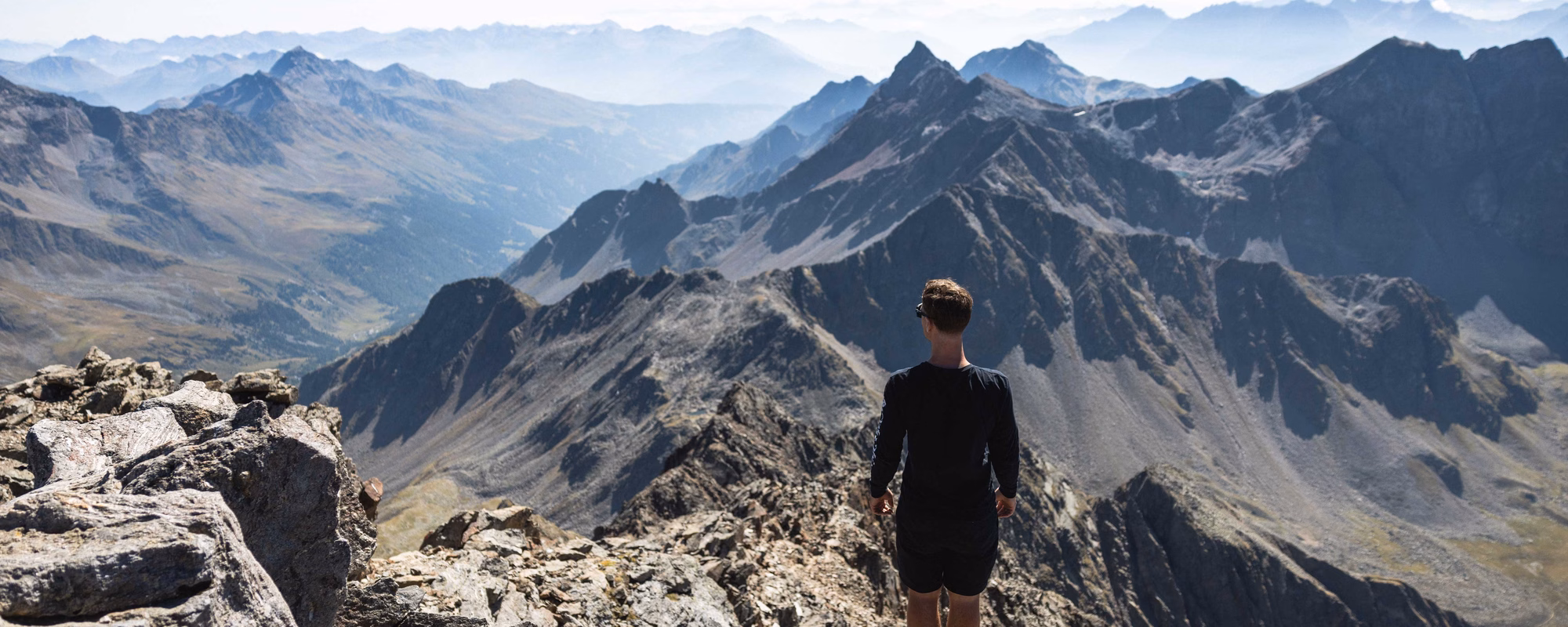 Wanderer genießt Ausblick auf die Schobergruppe