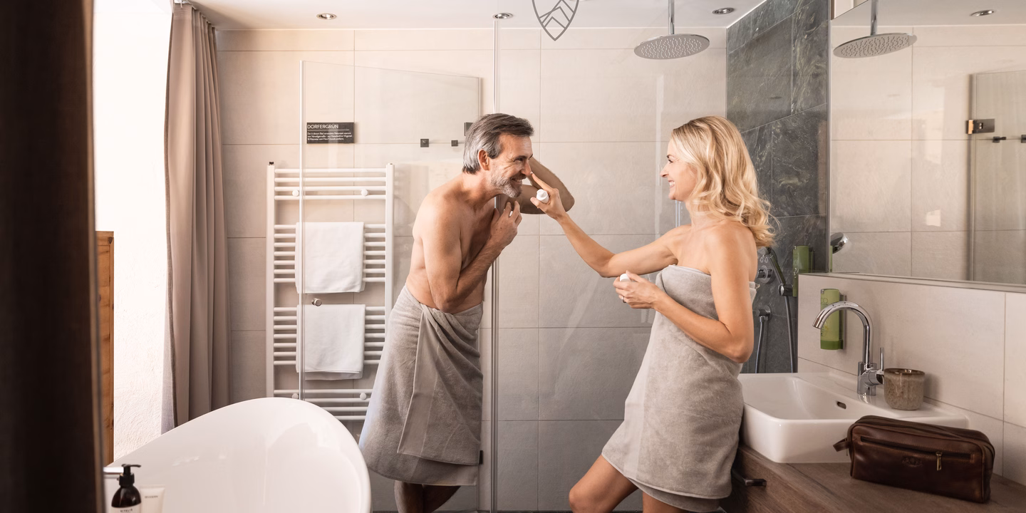 Gäste im Bad "en suite" in der Zirbensuite
