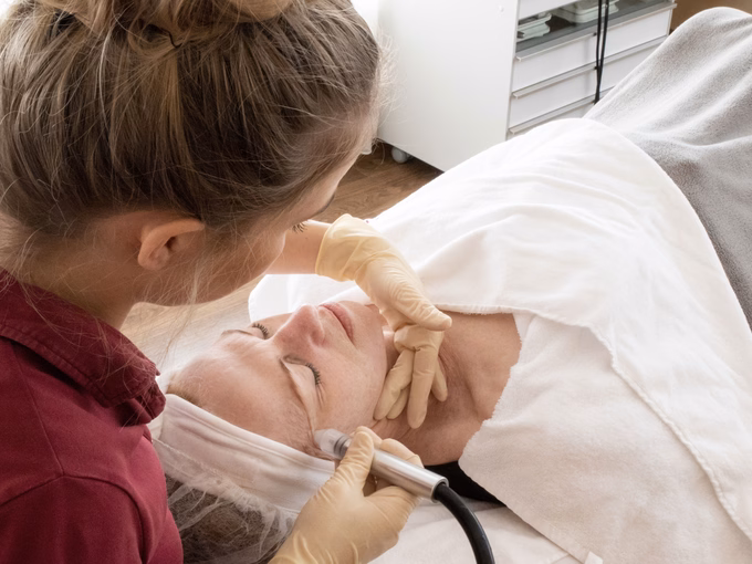 Kosmetische Microdermabrasion-Behandlung für das Gesicht im Naturhotel Outside in Matrei in Osttirol.