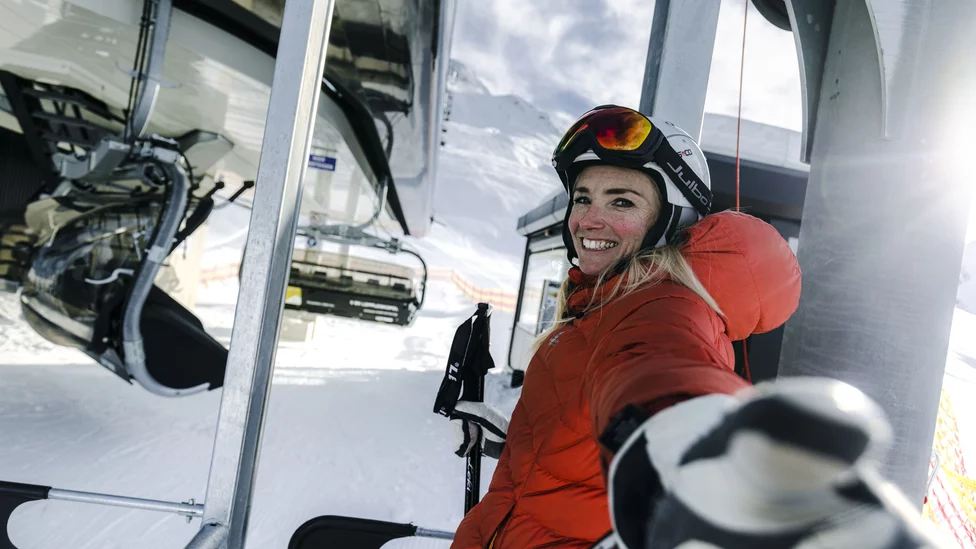 Skifahrerin beim Einstieg in Sessellift