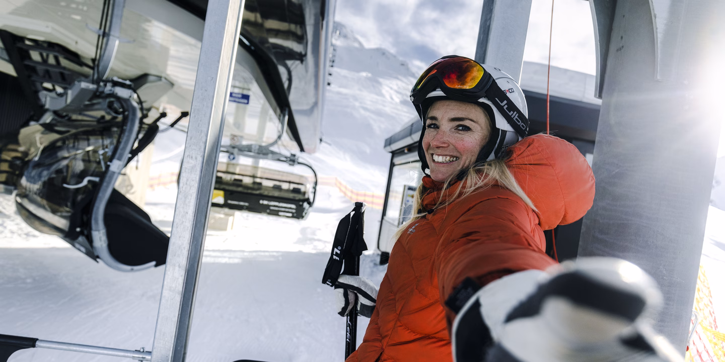 Skifahrerin beim Einstieg in Sessellift