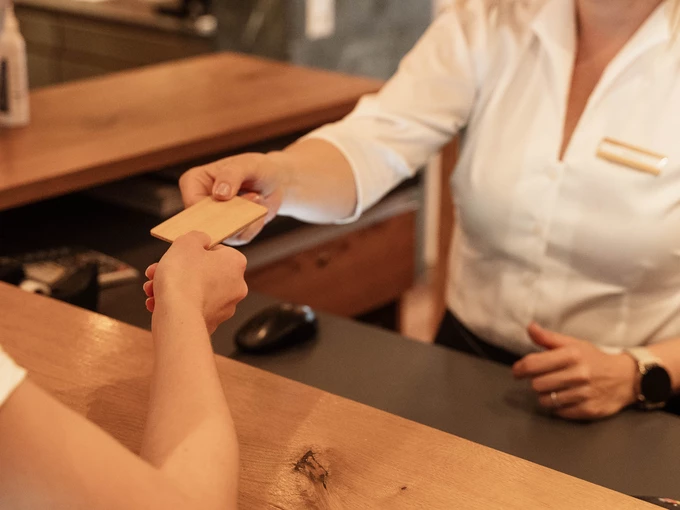 Barbara übergibt Gast die Zimmerkarte