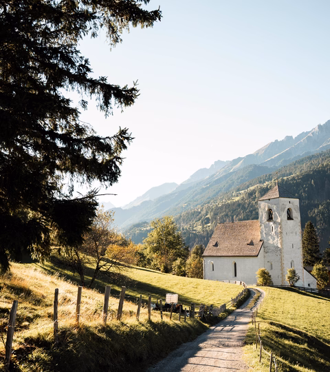 Die Nikolauskirche in Ganz bei Sonnenaufgang – Naturhotel Outside in Matrei in Osttirol
