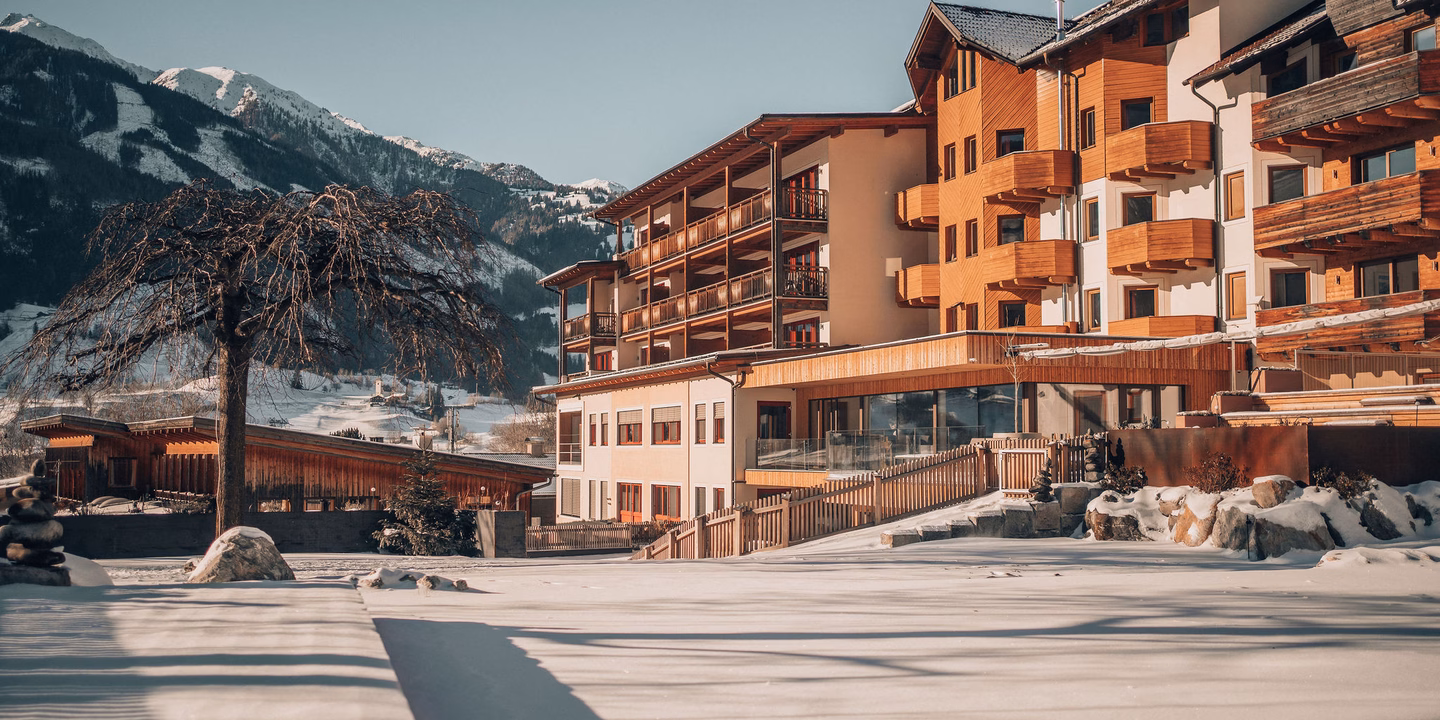 Außenansicht vom Hotel im Winter