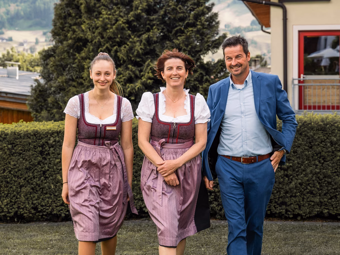 Ein Teil des Serviceteams vom Naturhotel Outside in Matrei in Osttirol empfängt die Gäste.