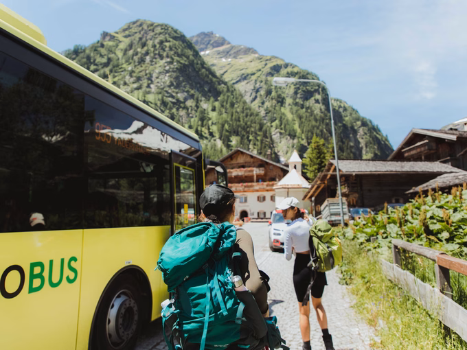 Wanderer steigen aus Wanderbus
