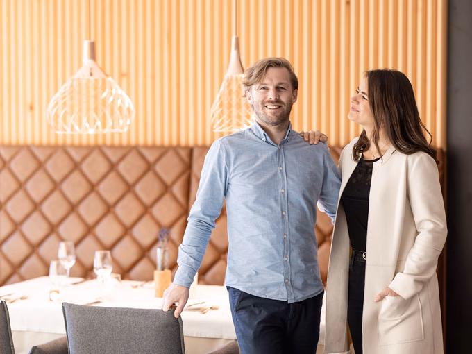 Die Hotelleitung Daniel Ganzer und Alessa Konrad im Restaurant Inside vom Naturhotel Outside in Matrei in Osttirol