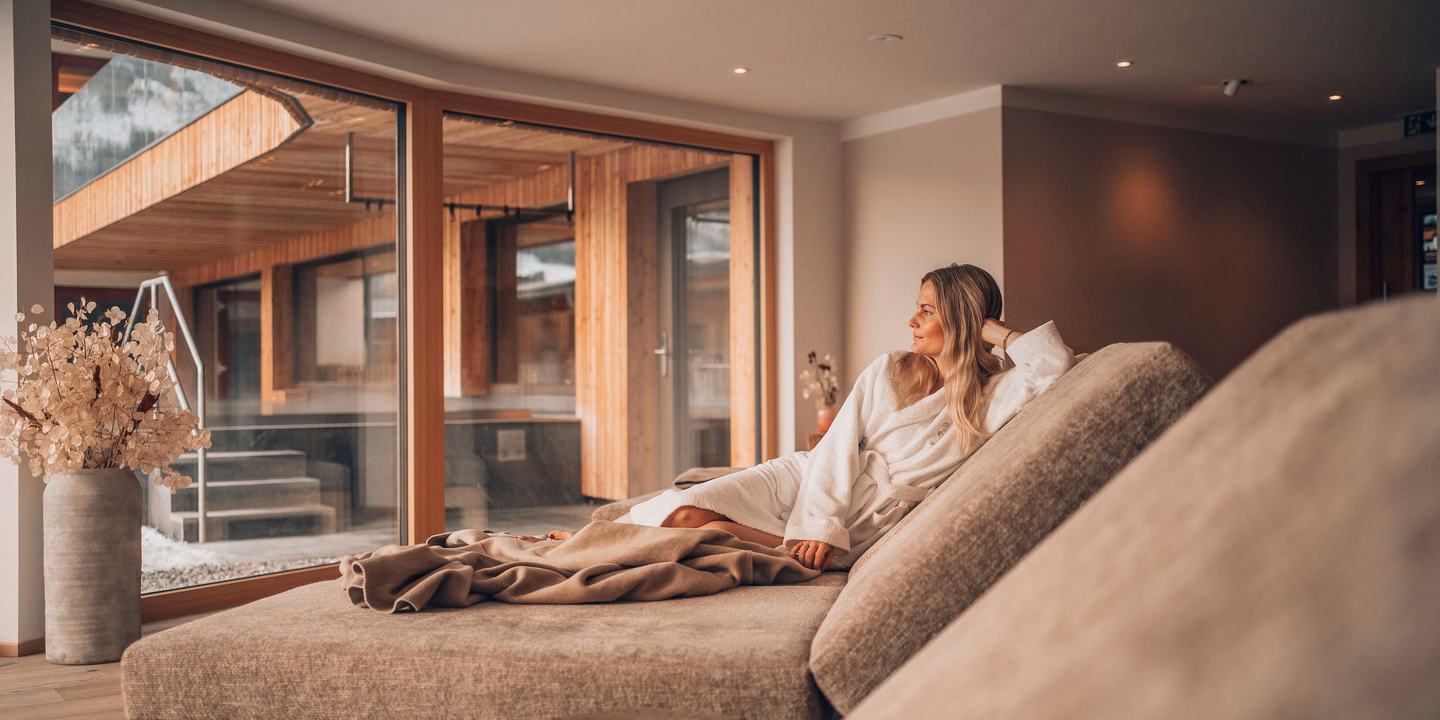 Frau liegt auf der Relaxliege im Natur SPA