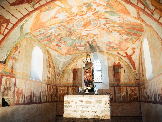 Altar und Wandgemälde St. Nikolaus Kirche