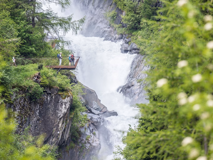 Wanderer bestaunen von Aussichtsplattform aus die Umbalfälle