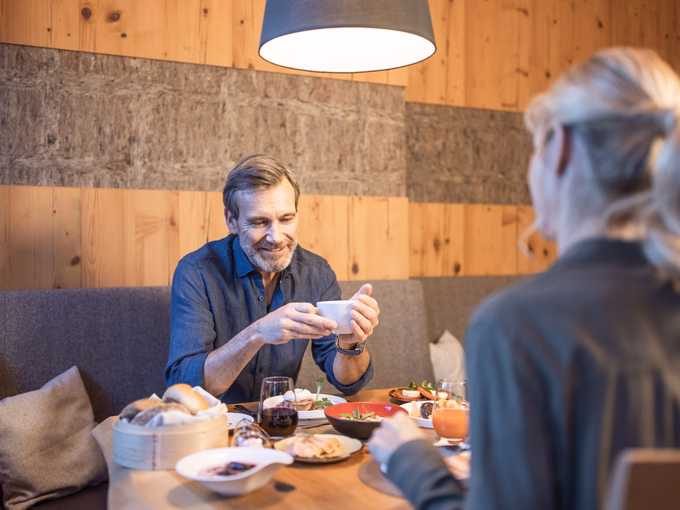 Paar sitz gemütlich beim Frühstück und unterhält sich
