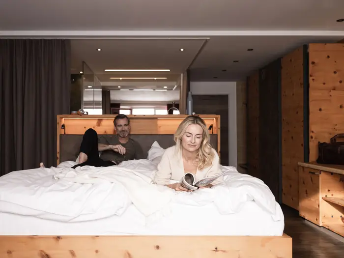 Gäste chillen in der Zirbensuite 