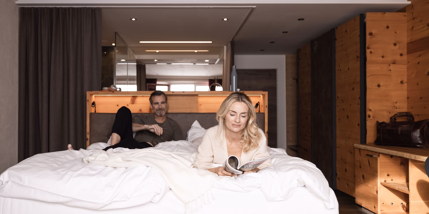 Gäste chillen in der Zirbensuite 