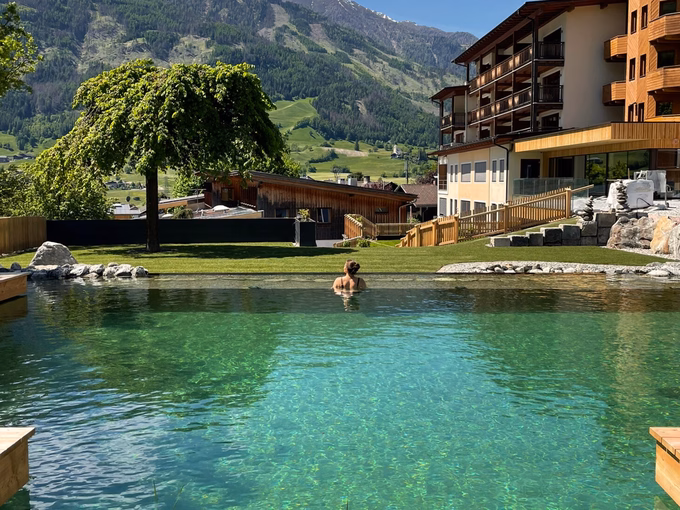 Dame im Naturpool