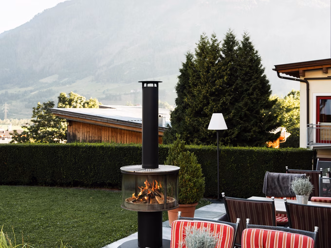 Bestuhlter Außenbereich mit Blick auf den Gipfel im Naturhotel Outside in Matrei in Osttirol.