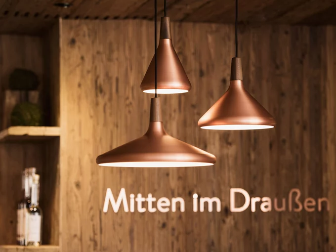 Holzwand Rezeption mit Schriftzug