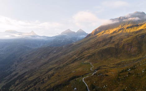 Weitläufiges Bergpanorama der Hohen Tauern in der Umgebung vom Naturhotel Outside in Matrei in Osttirol.