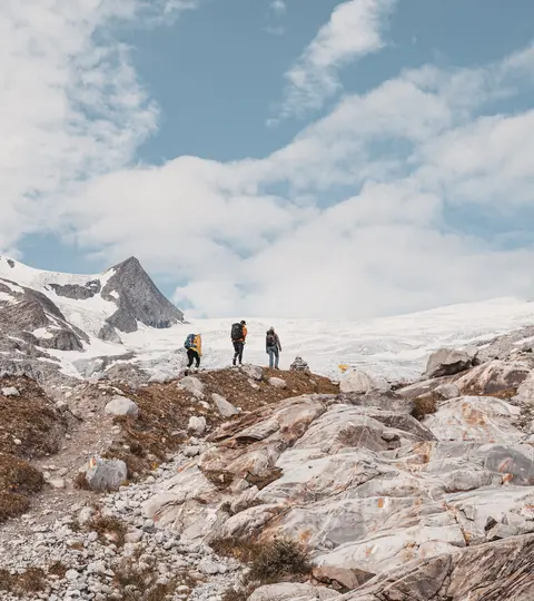 Wanderer am Gletscherweg Innergschlöss mit Blick zum Großvenediger