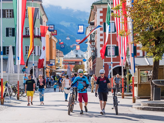 Biker schieben ihr Rad durch die Lienzer Altstadt