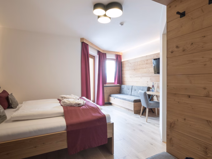 Schlafzimmer mit Sofa und Balkon