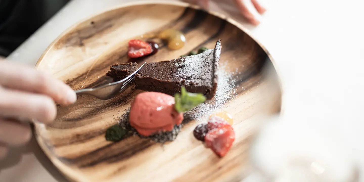 Brownie mit Himbeereis und Staubzucker