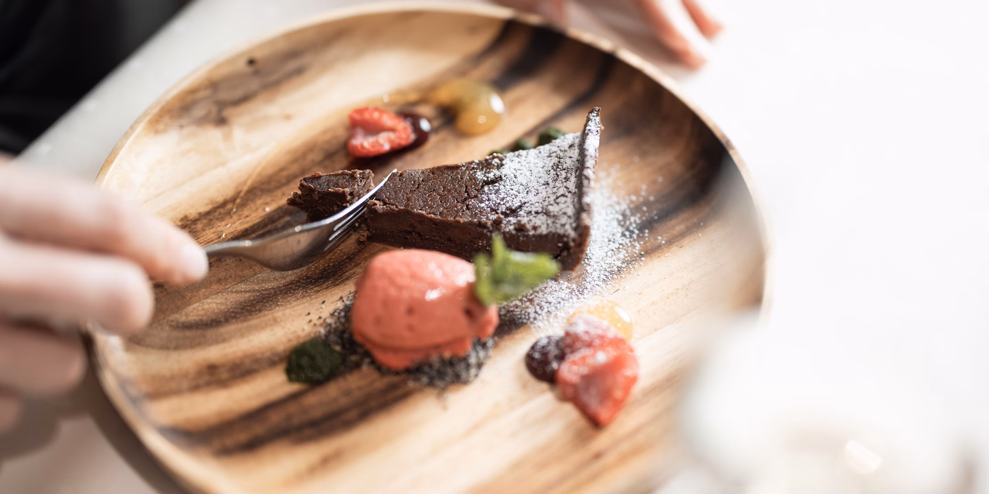 Brownie mit Himbeereis und Staubzucker