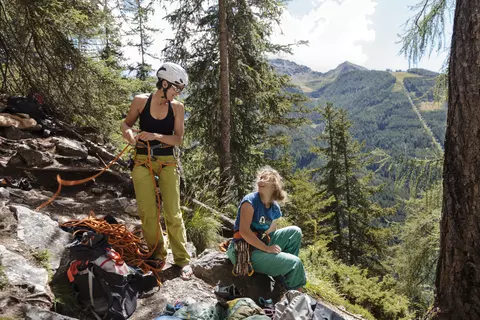 Zwei Frauen auf Klettersteig im Wald