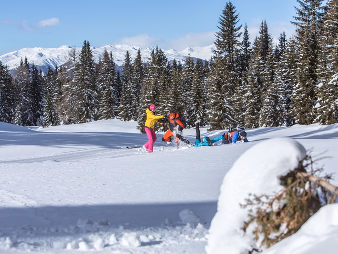Schneeschuhwanderer in traumhafter Winterlandschaft bei strahlend blauen Himmel 