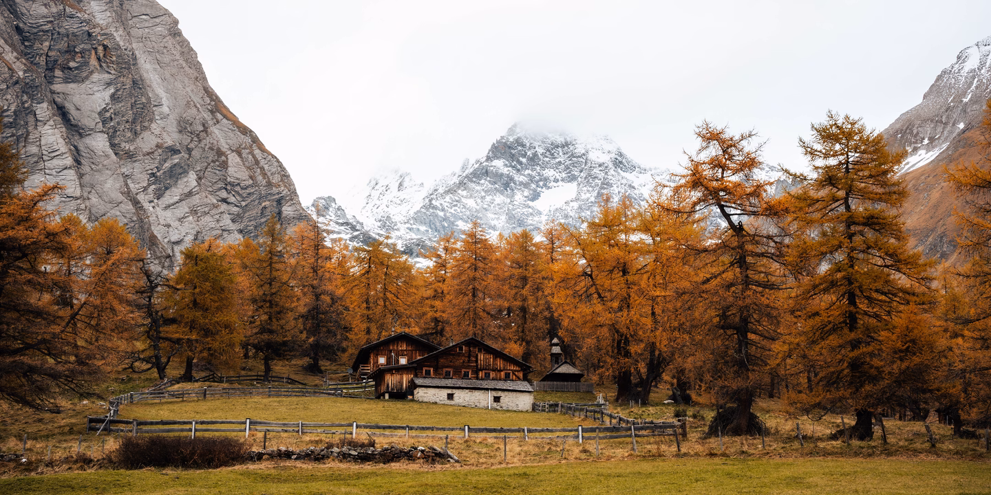 Weitläufige Ansicht der Hohen Tauern nahe dem Naturhotel Outside in Matrei in Osttirol während der Lärchenfärbung.