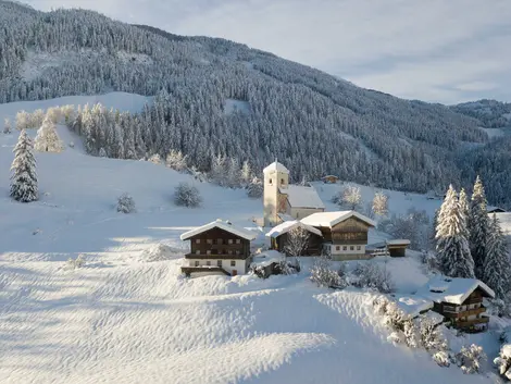 Blick auf die St. Nikolaus Kirche im Winter