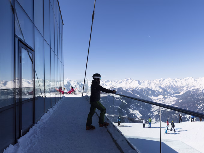 Ausblick von der Adlerlounge aus das verschneite Gipfelpanorama - Lisa Hörterer