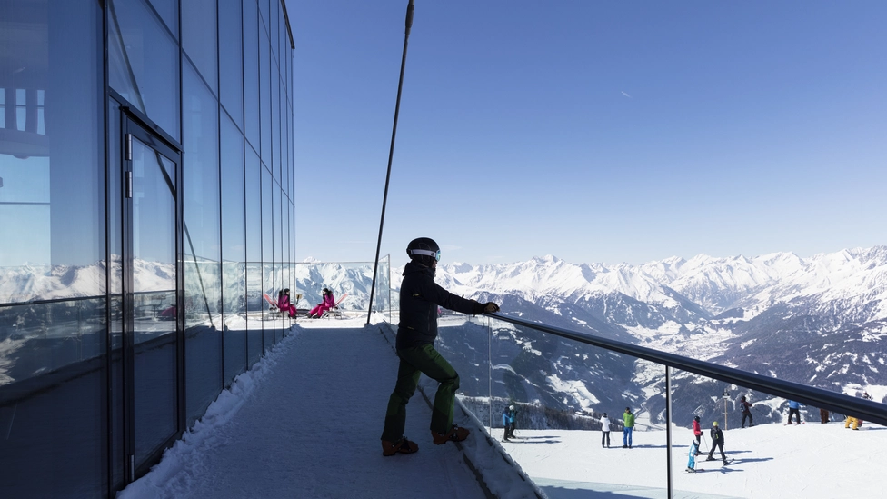Ausblick von der Adlerlounge aus das verschneite Gipfelpanorama - Lisa Hörterer