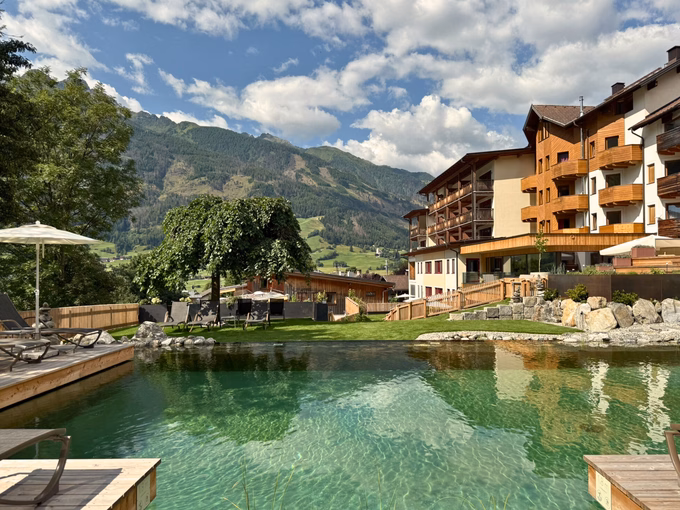 Blick auf den Naturpool mit dem Hotel im Hintergrund