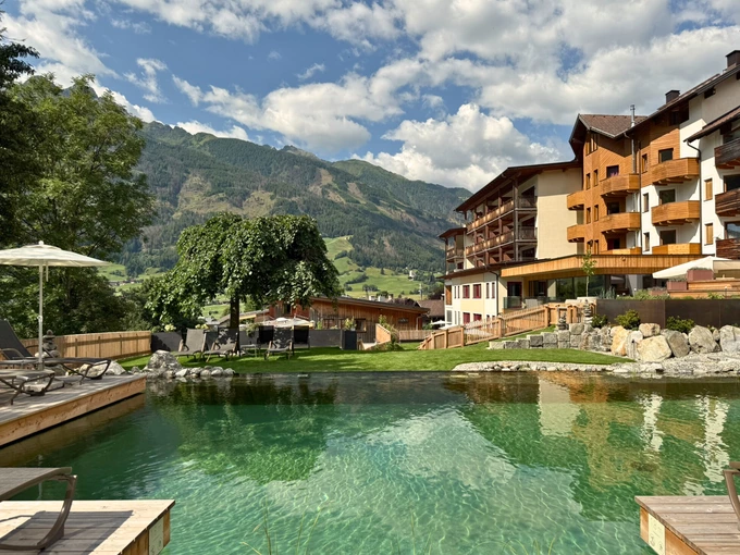 Blick auf den Naturpool mit dem Hotel im Hintergrund